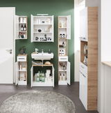 Moderner Wandschrank im Badezimmer mit geöffneter Tür, gefüllt mit Pflegeprodukten, aus der Frontalperspektive.