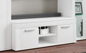 Weißes TV-Lowboard mit zwei Schranktüren, offenem Mittelregal und silbernen Griffen, mit schwarzer Soundbar auf der Ablage, Ansicht von vorne in leichter Schrägperspektive.