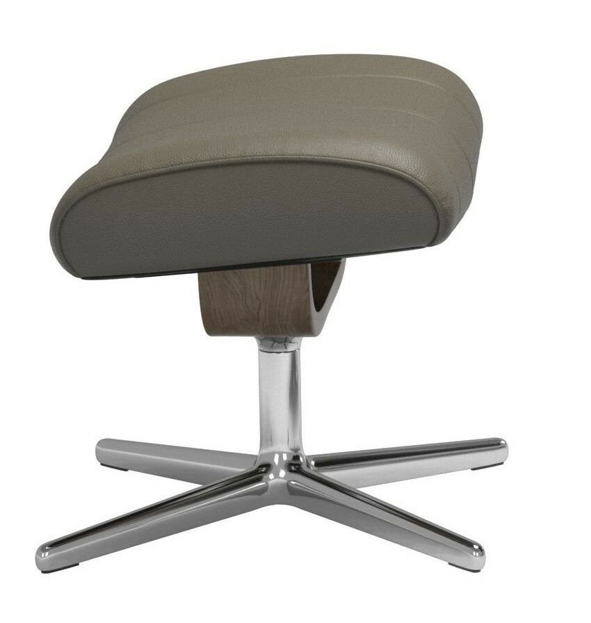 Stressless Hocker PAUL Moderner Hocker mit gepolsterter Sitzfläche in Lederoptik, seitliche Perspektive, auf einem verchromten Metallfuß mit vier Beinen.