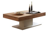 Moderner Couchtisch aus Holz mit rechteckiger Tischplatte, dekoriert mit Kerzen und einer Schale, seitliche Perspektive.