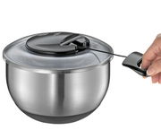 Salatschleuder Turbo aus Edelstahl mit schwarzem Deckel und Zugmechanismus, seitliche Perspektive