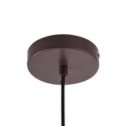 Ansicht von unten auf die runde, braune Deckenhalterung einer Hängeleuchte mit schwarzem Kabel.