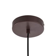 Ansicht von unten auf die runde, braune Deckenhalterung einer Hängeleuchte mit schwarzem Kabel.