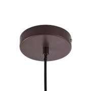 Aanzicht van onderaf op de ronde, bruine plafondbevestiging van een hanglamp met een zwarte kabel.