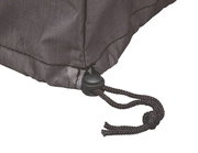 Nahaufnahme einer schwarzen Loungesesselhülle mit Kordelzug und Stopper.