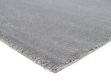 Grauer Uni-Teppich BELLEVUE in Nahaufnahme, perspektivisch von der Seite fotografiert.