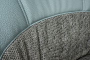 Nahaufnahme eines Drehstuhls mit einer Kombination aus grauem Leder und strukturiertem Stoffbezug.