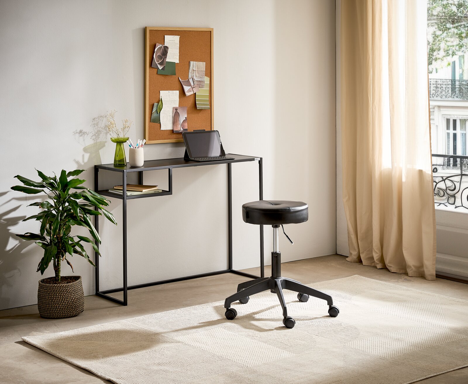 Moderner Konsolentisch aus Metall mit schlankem Design, seitliche Perspektive, dekoriert mit Pflanzen und Büroaccessoires, ideal für kleine Räume.