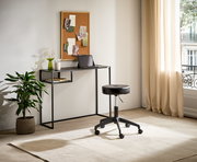 Moderner Konsolentisch aus Metall mit schlankem Design, seitliche Perspektive, dekoriert mit Pflanzen und Büroaccessoires, ideal für kleine Räume.