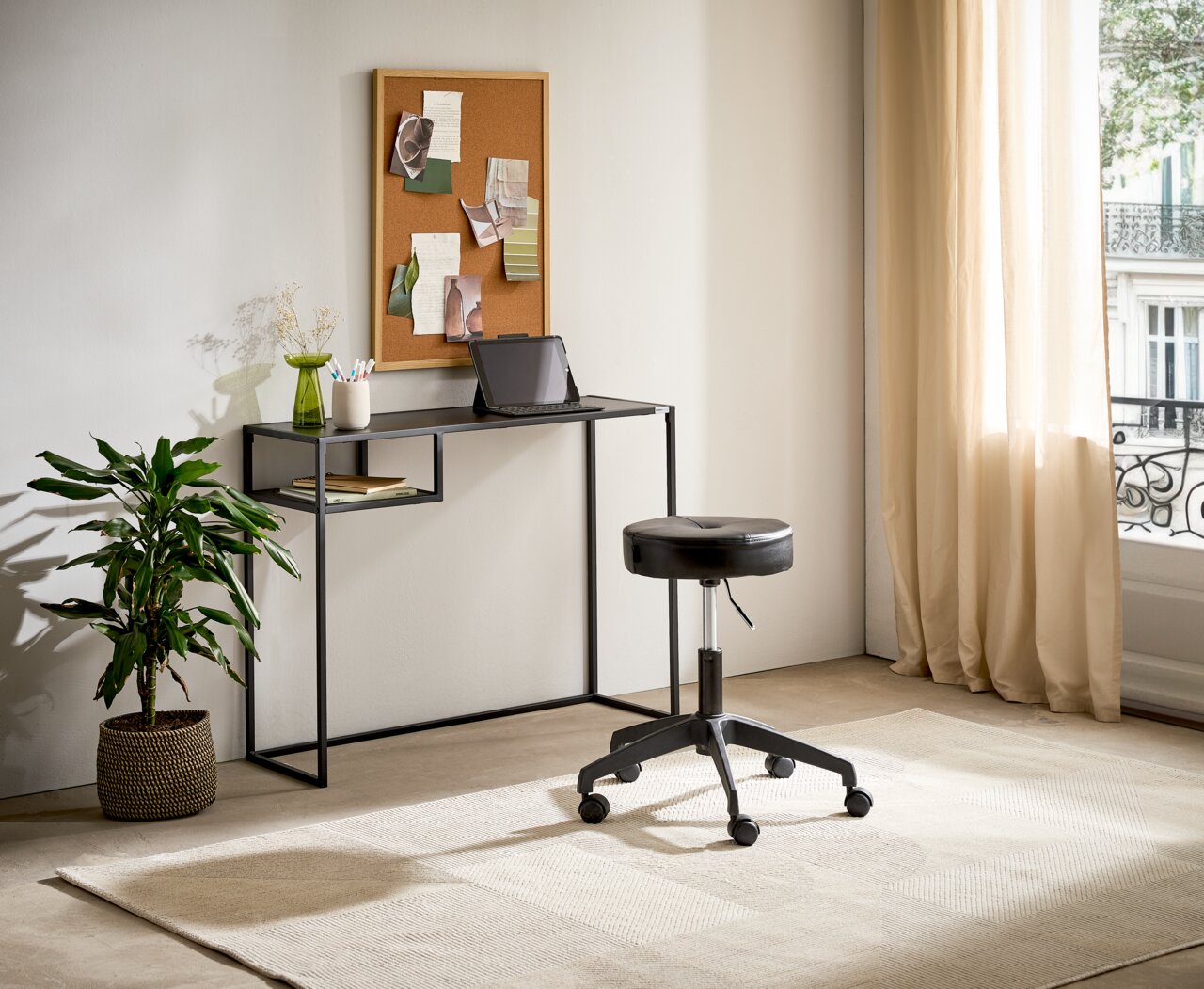 Moderner Konsolentisch aus Metall mit schlankem Design, seitliche Perspektive, dekoriert mit Pflanzen und Büroaccessoires, ideal für kleine Räume.