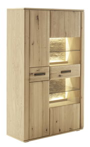 Hochwertiges Highboard aus hellem Holz mit Glaseinsätzen und integrierter Beleuchtung, seitliche Perspektive