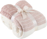 Weiche, rosa-weiße Wohndecke 150x200cm, dekorativ mit einer Schleife gebunden, aus der Vogelperspektive fotografiert.