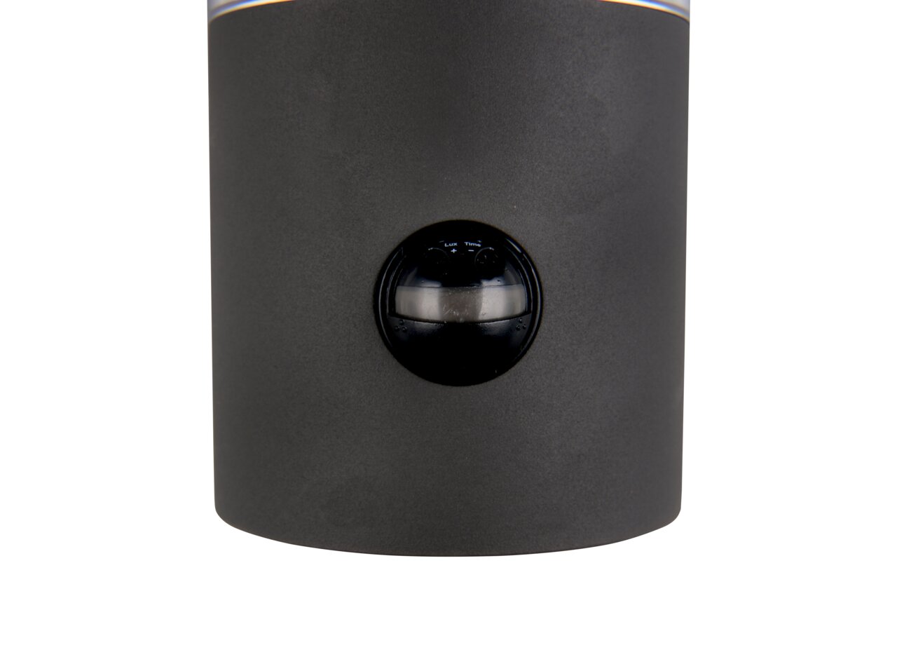 Nahaufnahme einer LED-Außenwandleuchte mit integriertem Sensor, frontal betrachtet.