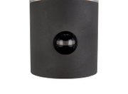 Nahaufnahme einer LED-Außenwandleuchte mit integriertem Sensor, frontal betrachtet.