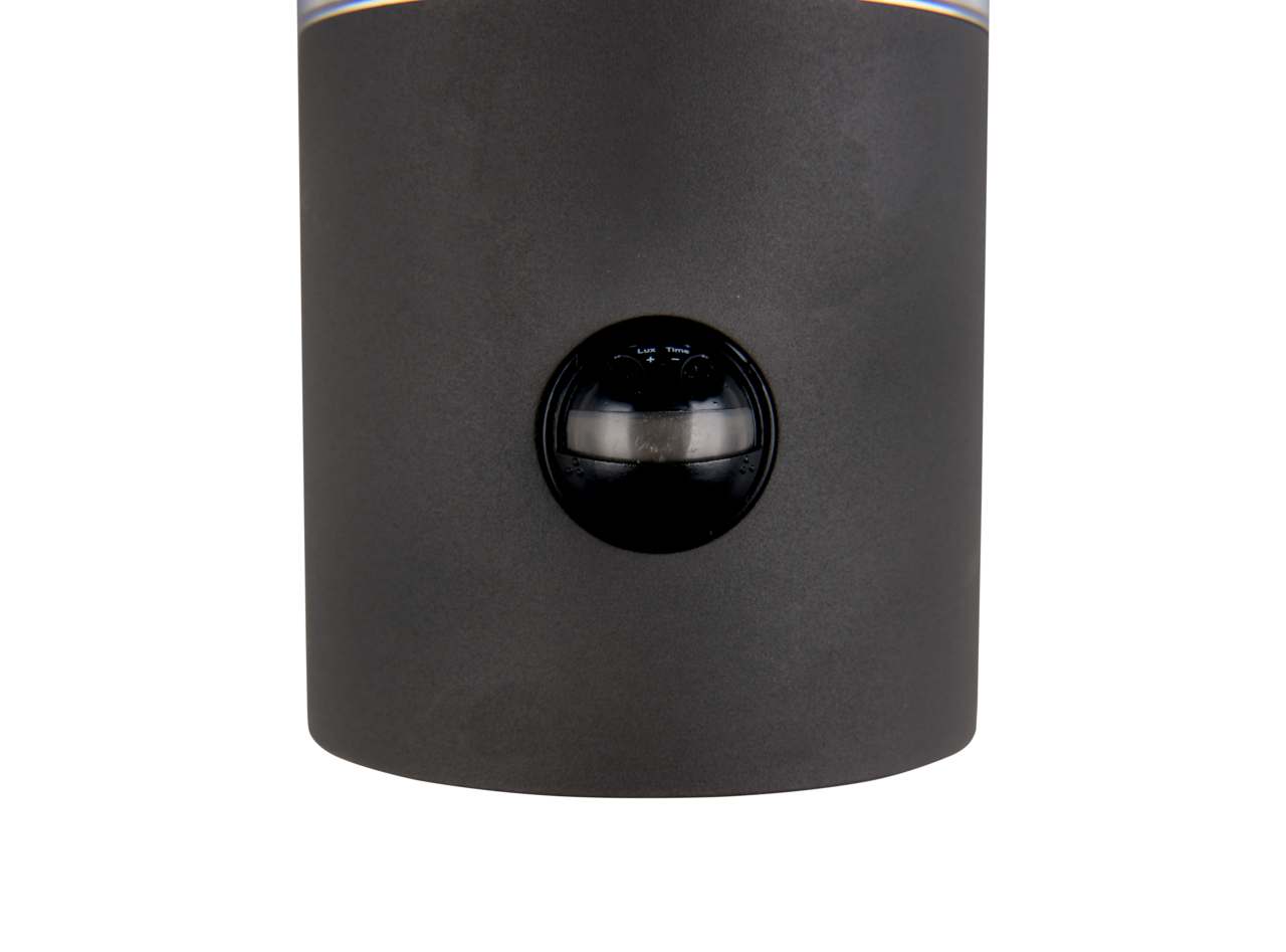 Nahaufnahme einer LED-Außenwandleuchte mit integriertem Sensor, frontal betrachtet.