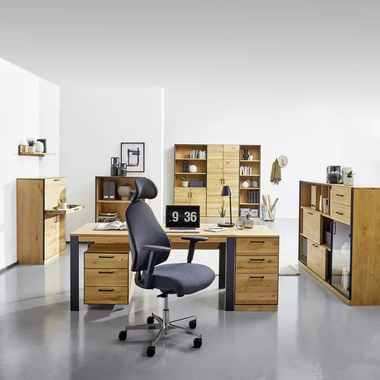 Moderner Schreibtisch aus Holz mit Metallakzenten, umgeben von passenden Regalen und einem Bürostuhl, aus der Frontalperspektive fotografiert.