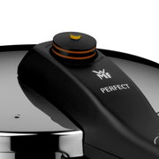 Close-up van het deksel van een snelkookpan met het WMF-logo en een drukmeter.