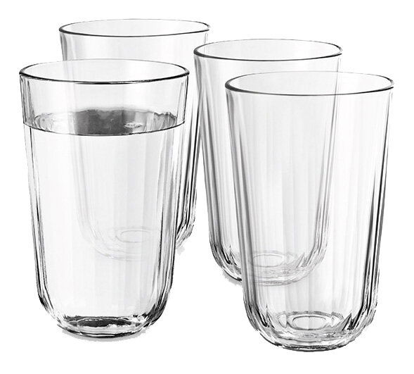 Vier klare Facettengläser von Eva Solo, frontal betrachtet, eines mit Wasser gefüllt.