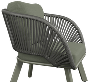 Moderner Loungesessel mit grünem Kissen und geflochtenem Seil-Design, seitliche Perspektive