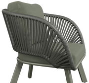 Moderner Loungesessel mit grünem Kissen und geflochtenem Seil-Design, seitliche Perspektive