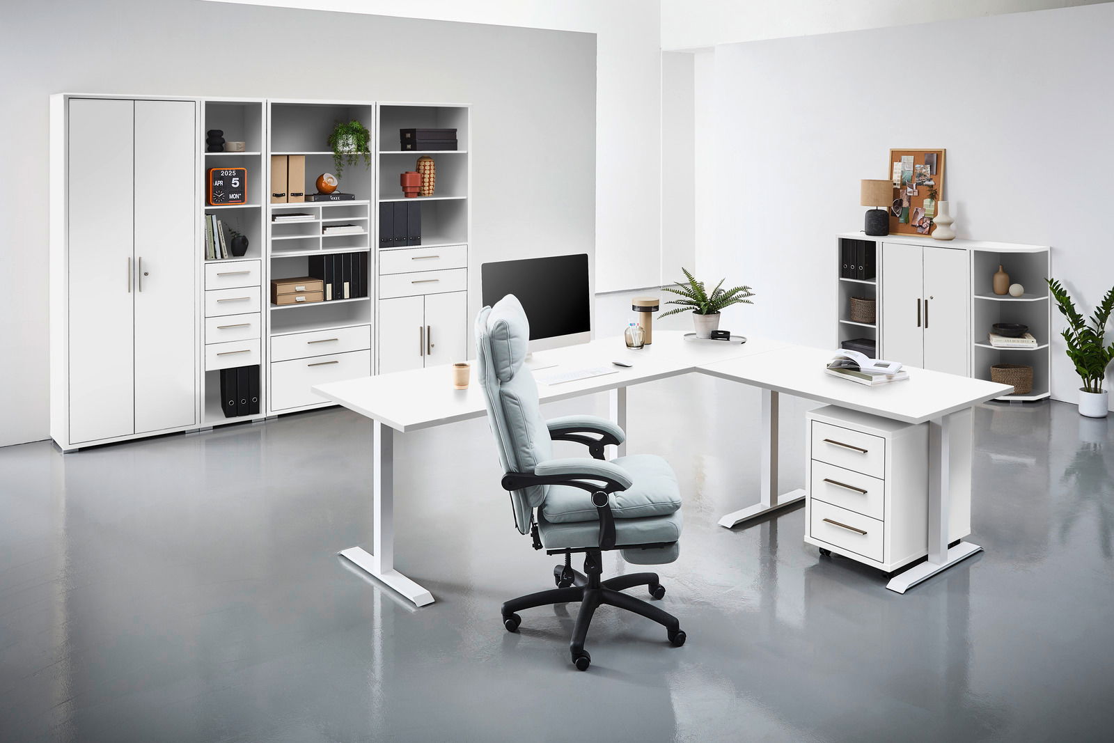 Moderne Büroumgebung mit weißen Schreibtischen, Regalen und einem ergonomischen Bürostuhl, seitliche Perspektive