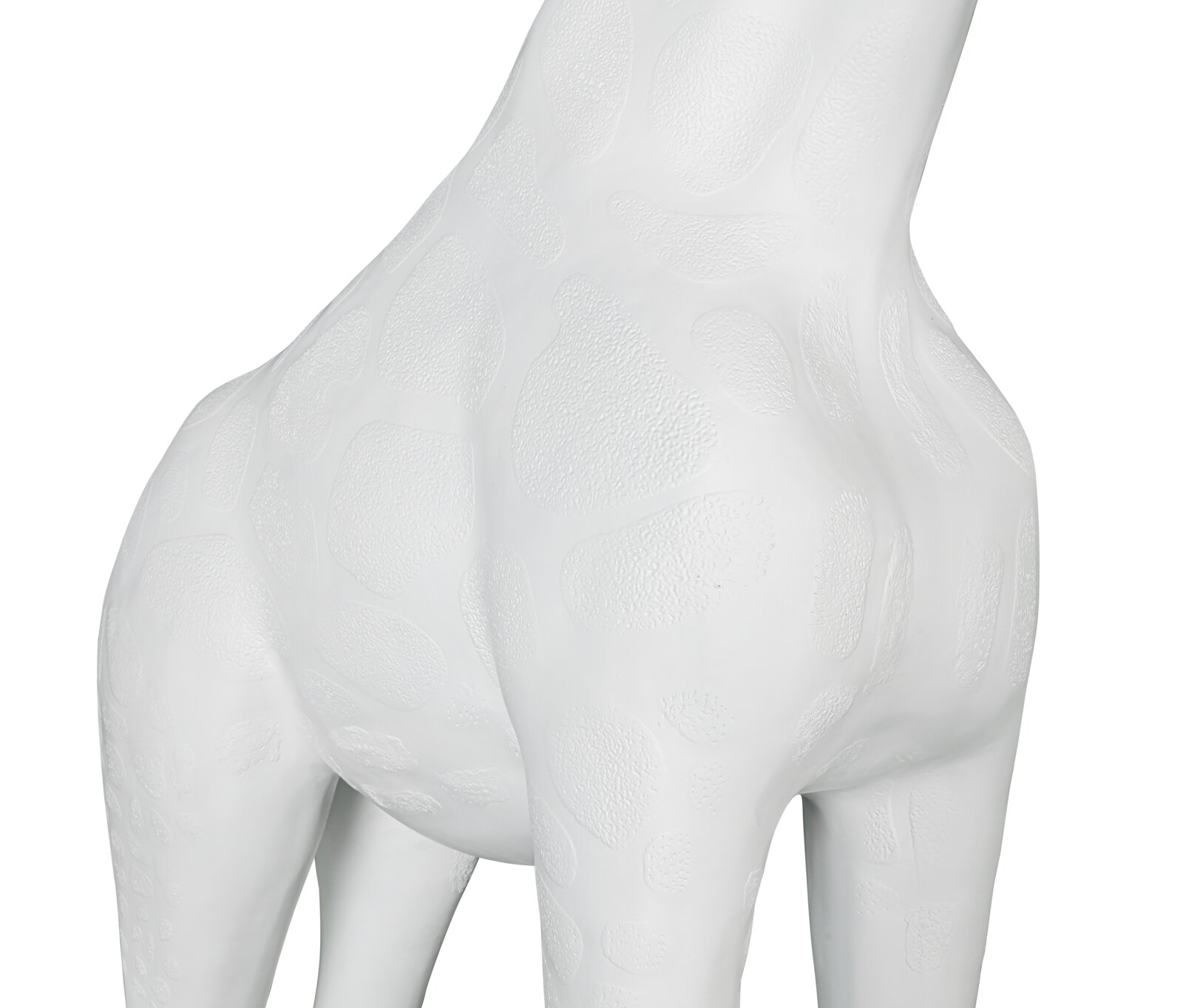 Nahaufnahme einer weißen Giraffenfigur mit geprägtem Fleckenmuster, Ansicht von hinten/seitlich vor weißem Hintergrund