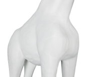 Nahaufnahme einer weißen Giraffenfigur mit geprägtem Fleckenmuster, Ansicht von hinten/seitlich vor weißem Hintergrund