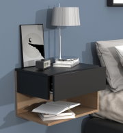 Wandmontierter Nachttisch in Schwarz mit Holzoptik und zwei Schubladen, darauf silberne Tischlampe, Wecker und gerahmtes Bild; Ansicht schräg von vorn rechts