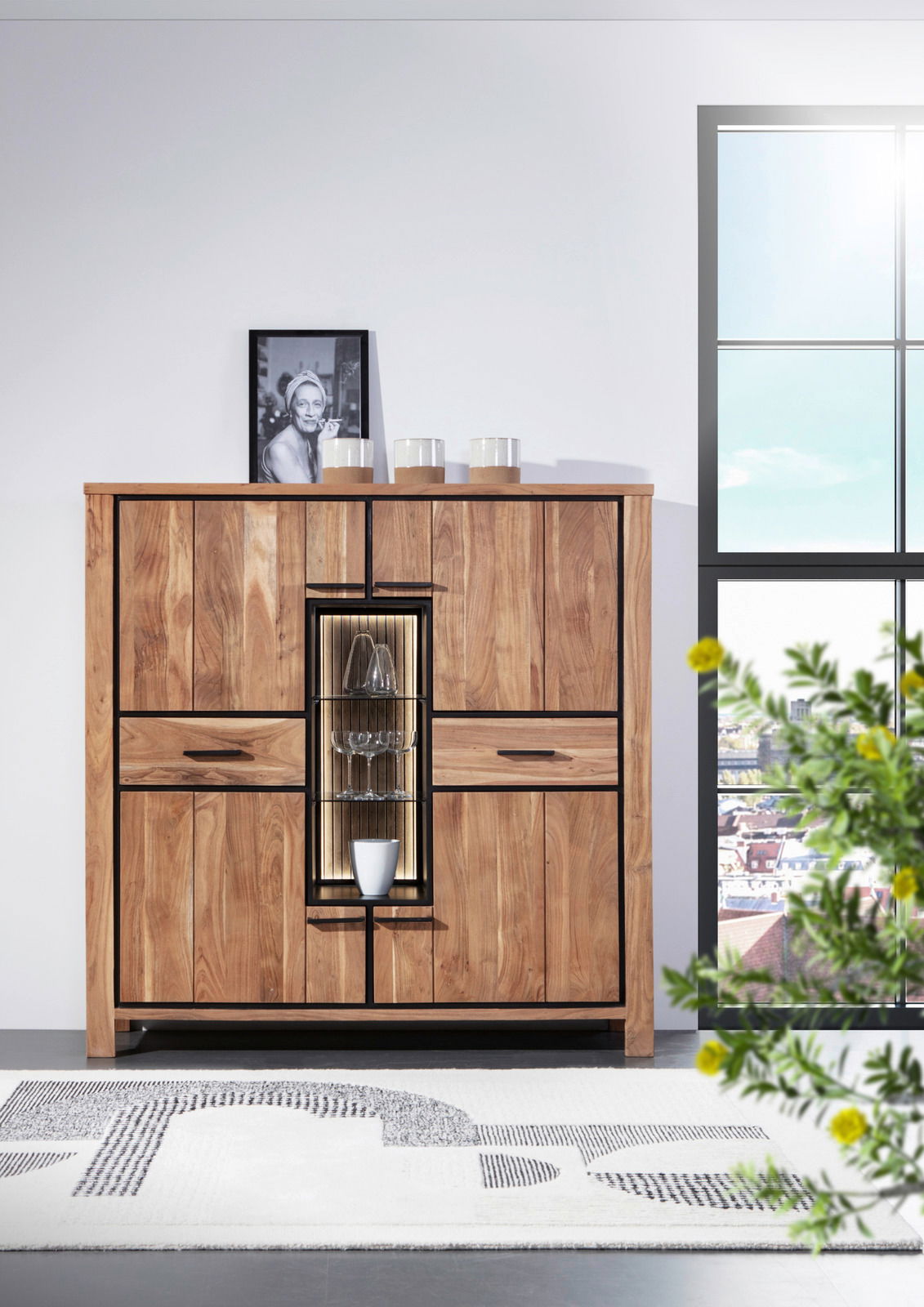 Frontale Ansicht eines stilvollen Highboards aus Holz mit Glaseinsatz und dekorativen Elementen.