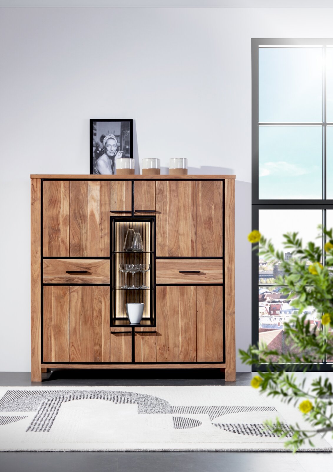 Vooraanzicht van een stijlvol hoogkastje van hout met glazen inzetstuk en decoratieve elementen.