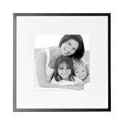 Schwarzer Aluminiumrahmen mit einem Foto von drei lächelnden Personen, frontal aufgenommen.