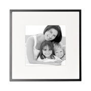 Zwart aluminium frame met een foto van drie lachende personen, van voren gefotografeerd.