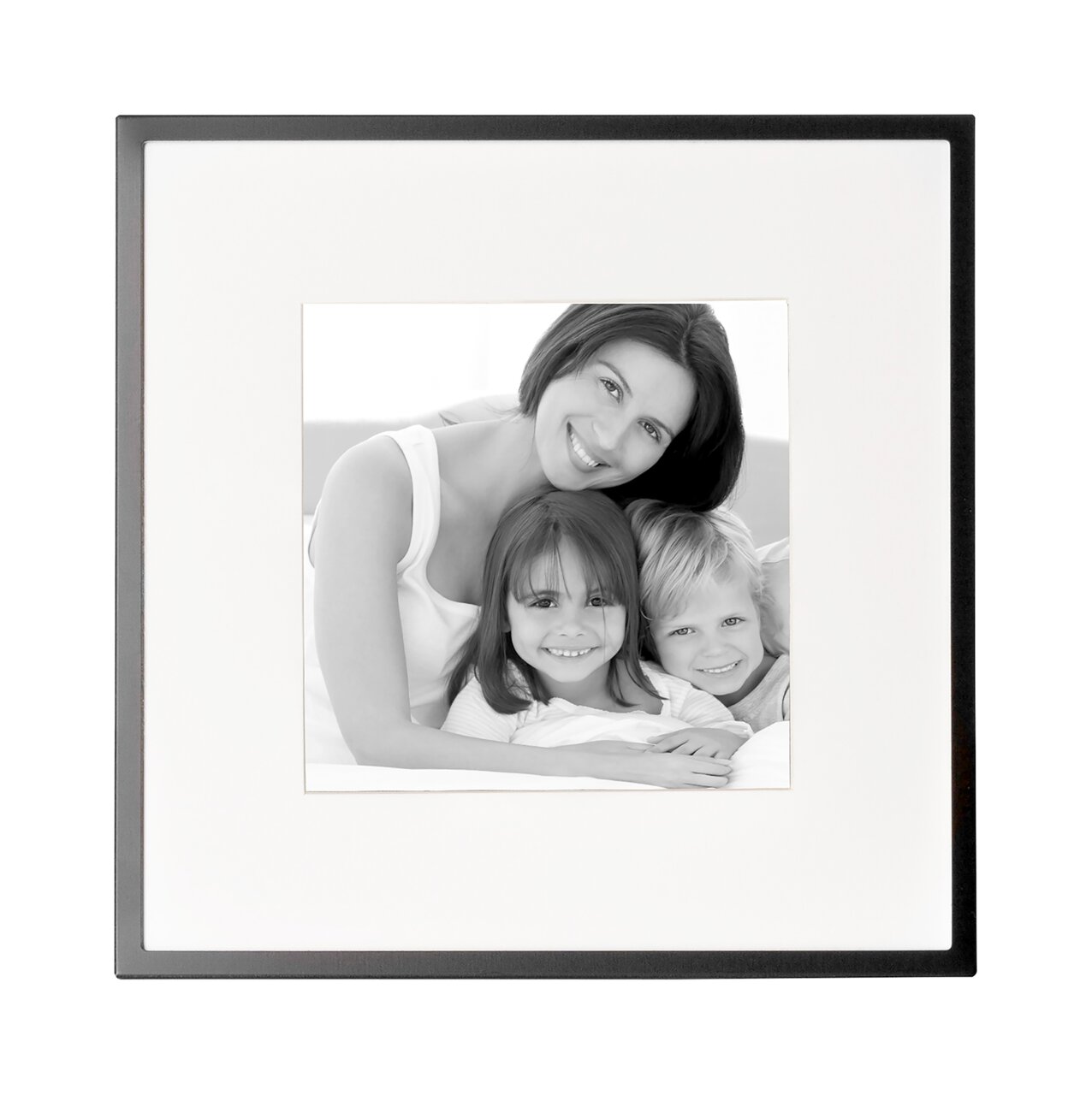 Zwart aluminium frame met een foto van drie lachende personen, van voren gefotografeerd.