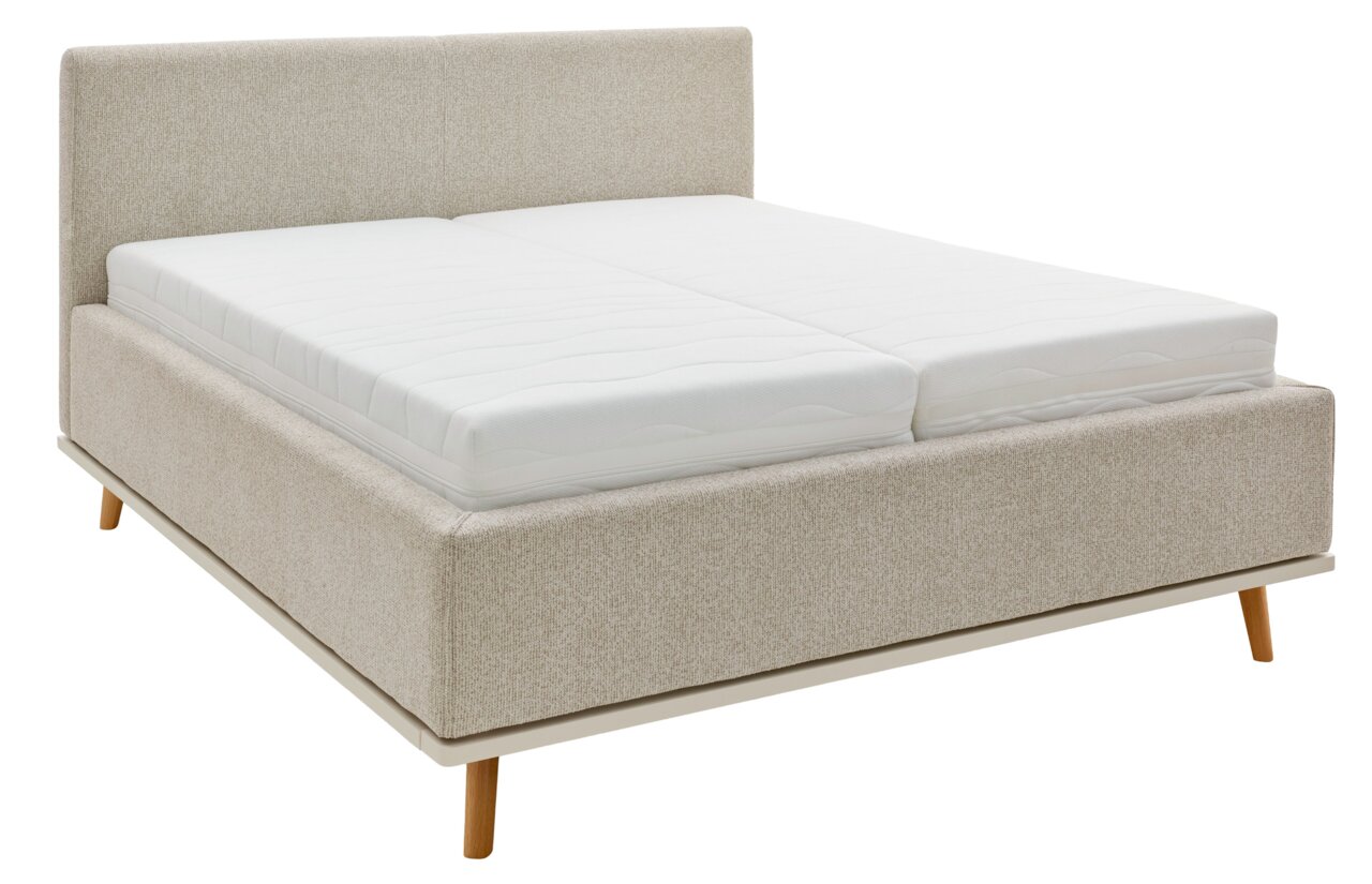 Beiges Polsterbett mit Holzfüßen, seitliche Perspektive