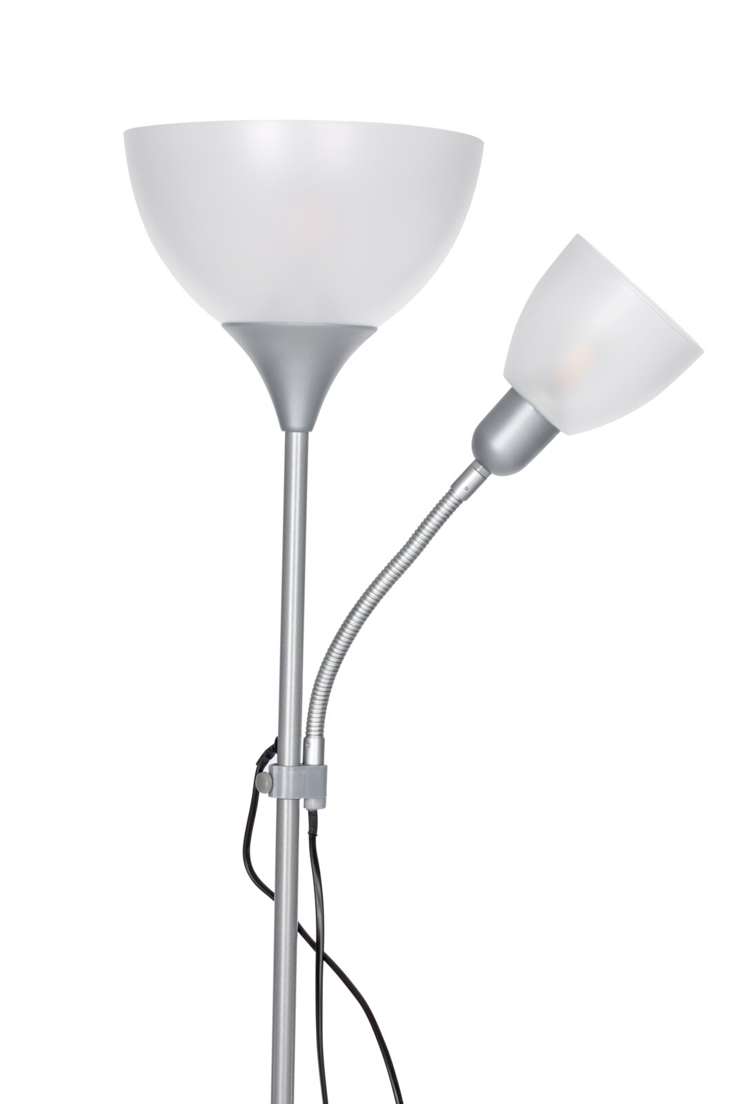 Staande lamp met twee lampenkappen, een grote en een kleinere, in zilverkleur. Op de afbeelding is de lamp van opzij te zien.