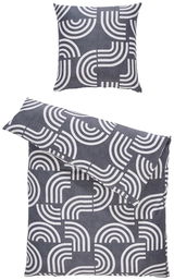 Bettwäsche-Set mit modernem, geometrischem Muster in Grau und Weiß, bestehend aus einem Kissenbezug und einem Bettdeckenbezug, aus der Vogelperspektive fotografiert.