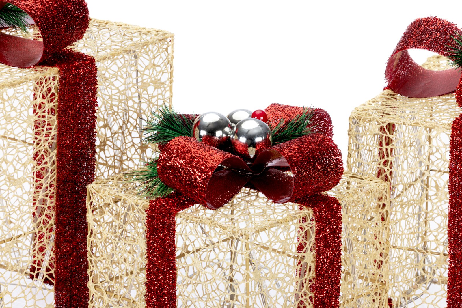 Dekorative Weihnachtsgeschenkboxen aus goldfarbenem Drahtgeflecht mit roten Glitzerbändern und Schleifen, Nahaufnahme in leicht erhöhter Frontalperspektive
