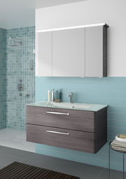 Moderner Badblock mit grauen Schubladen und integriertem Waschbecken, frontal betrachtet.