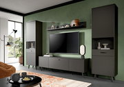 Moderne Wohnzimmer-Vitrine in dunklem Design mit geometrischem Muster, frontal betrachtet.
