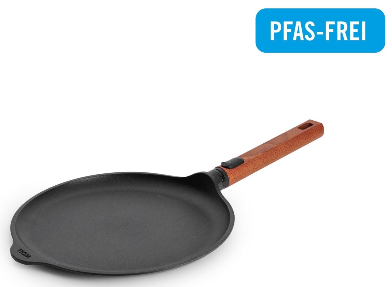 Gietijzeren crêpepan met houten handvat, zijaanzicht, PFAS-vrij