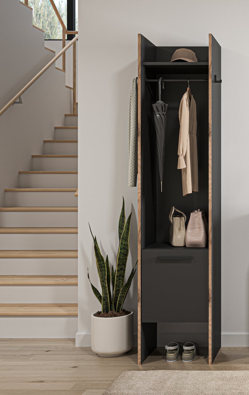 Offener, schmaler Garderobenschrank in Schwarz mit Holzseiten, Hutablage, Kleiderstange und Schublade, bestückt mit Mantel, Schirm und Taschen; frontale Perspektive im Flur neben einer Holztreppe.