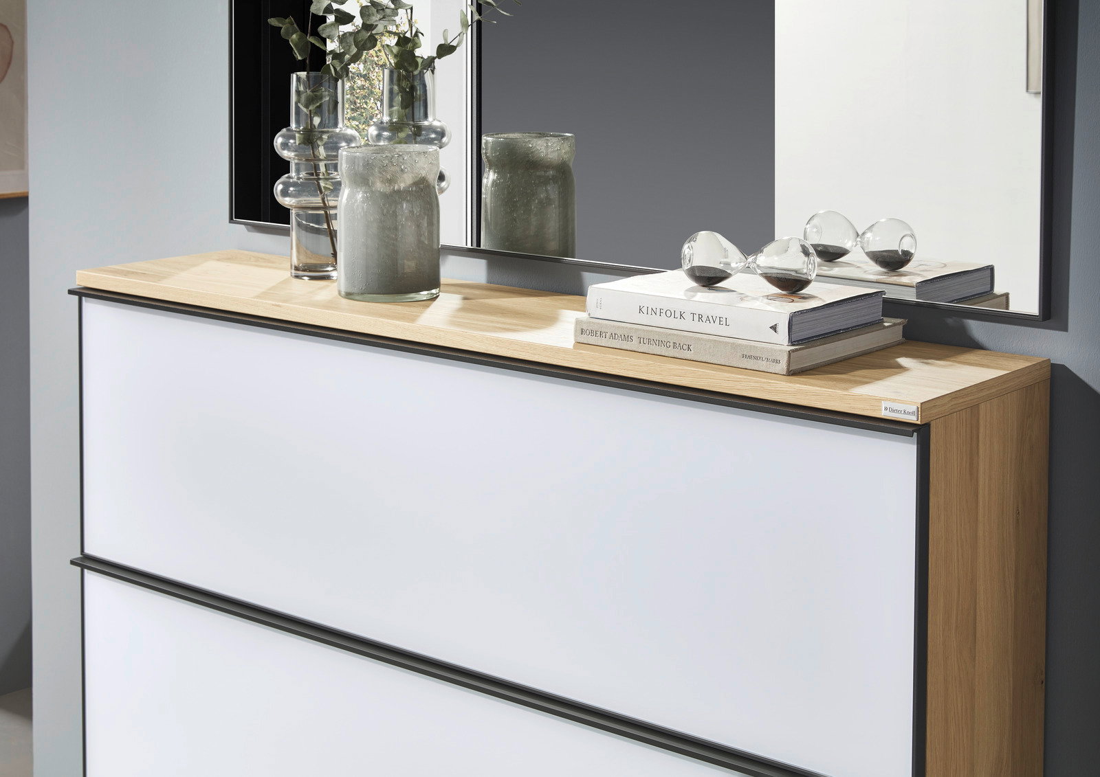 Moderner XL-Schuhschrank mit Holzoberfläche, dekoriert mit Vasen und Büchern, seitliche Perspektive