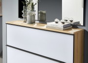 Moderne XL-schoenenkast met houten afwerking, versierd met vazen en boeken, zijaanzicht