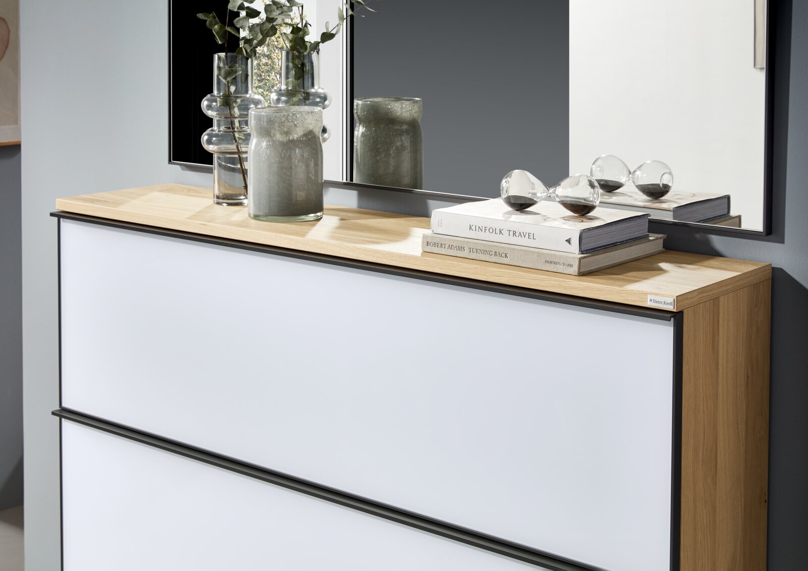 Moderne XL-schoenenkast met houten afwerking, versierd met vazen en boeken, zijaanzicht