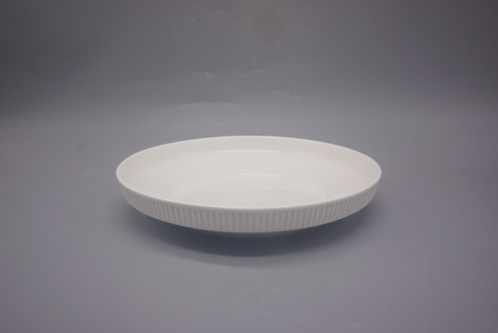 Dieter Knoll Servies 8-delig Wit porseleinen bord met geribbelde rand, zijaanzicht
