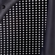 Nahaufnahme der Rückenlehne eines Drehstuhls mit schwarz-weißem Gittermuster