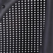 Nahaufnahme der Rückenlehne eines Drehstuhls mit schwarz-weißem Gittermuster