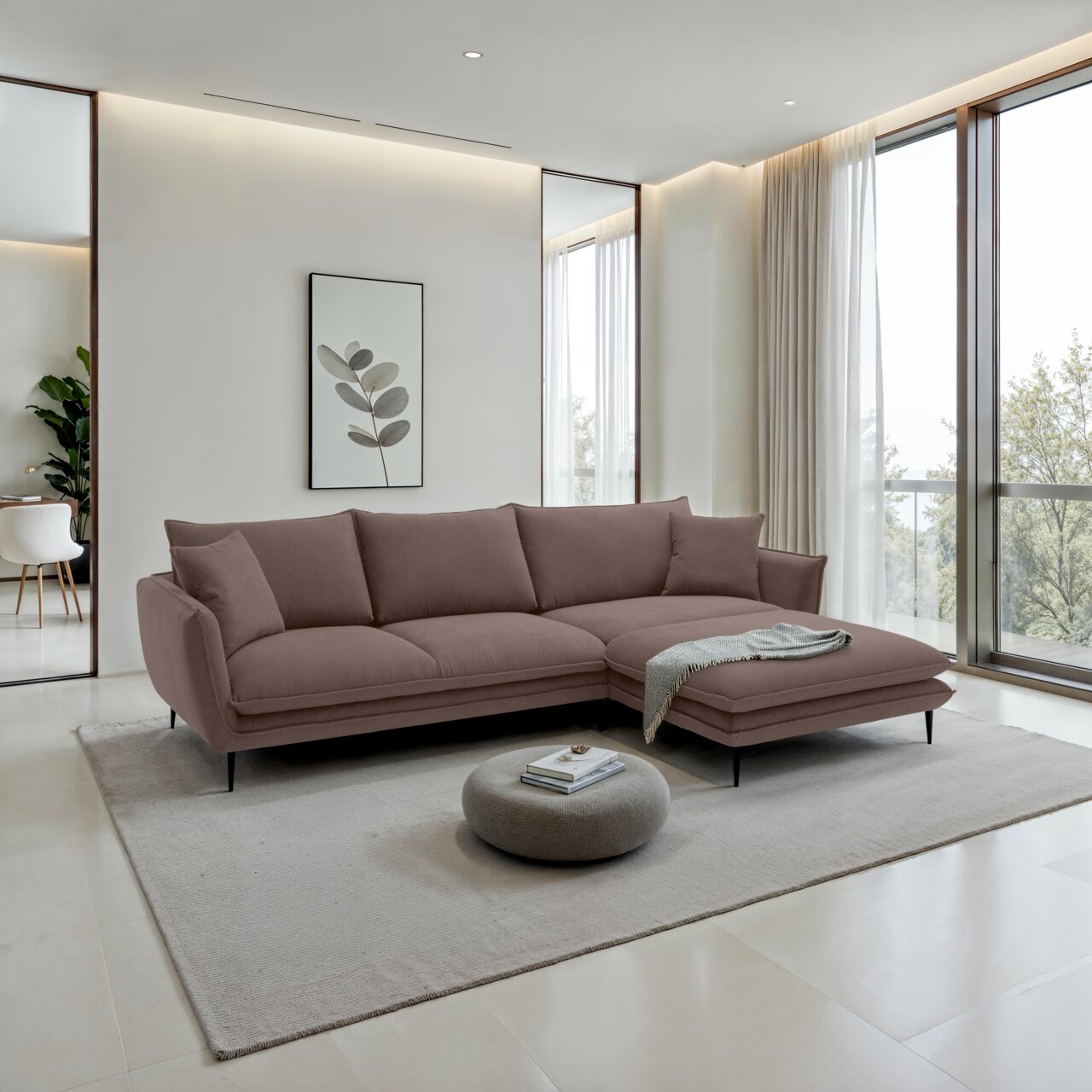 Hom´in Ecksofa LUNA Modernes L-förmiges Ecksofa in Taupe mit rechter Ottomane und schwarzen Metallfüßen im hellen Wohnzimmer, Frontansicht leicht von links.