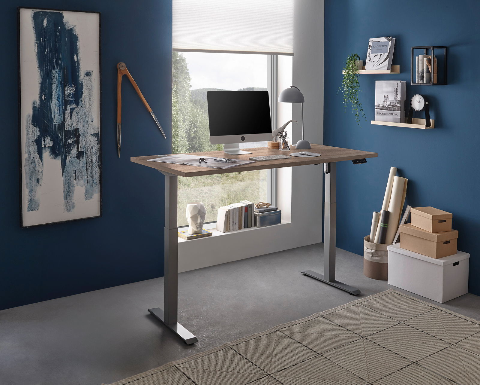 Moderner höhenverstellbarer E-Schreibtisch in einem stilvollen Büro mit Blick aus dem Fenster, seitliche Perspektive.