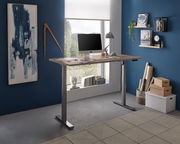 Moderner höhenverstellbarer E-Schreibtisch in einem stilvollen Büro mit Blick aus dem Fenster, seitliche Perspektive.